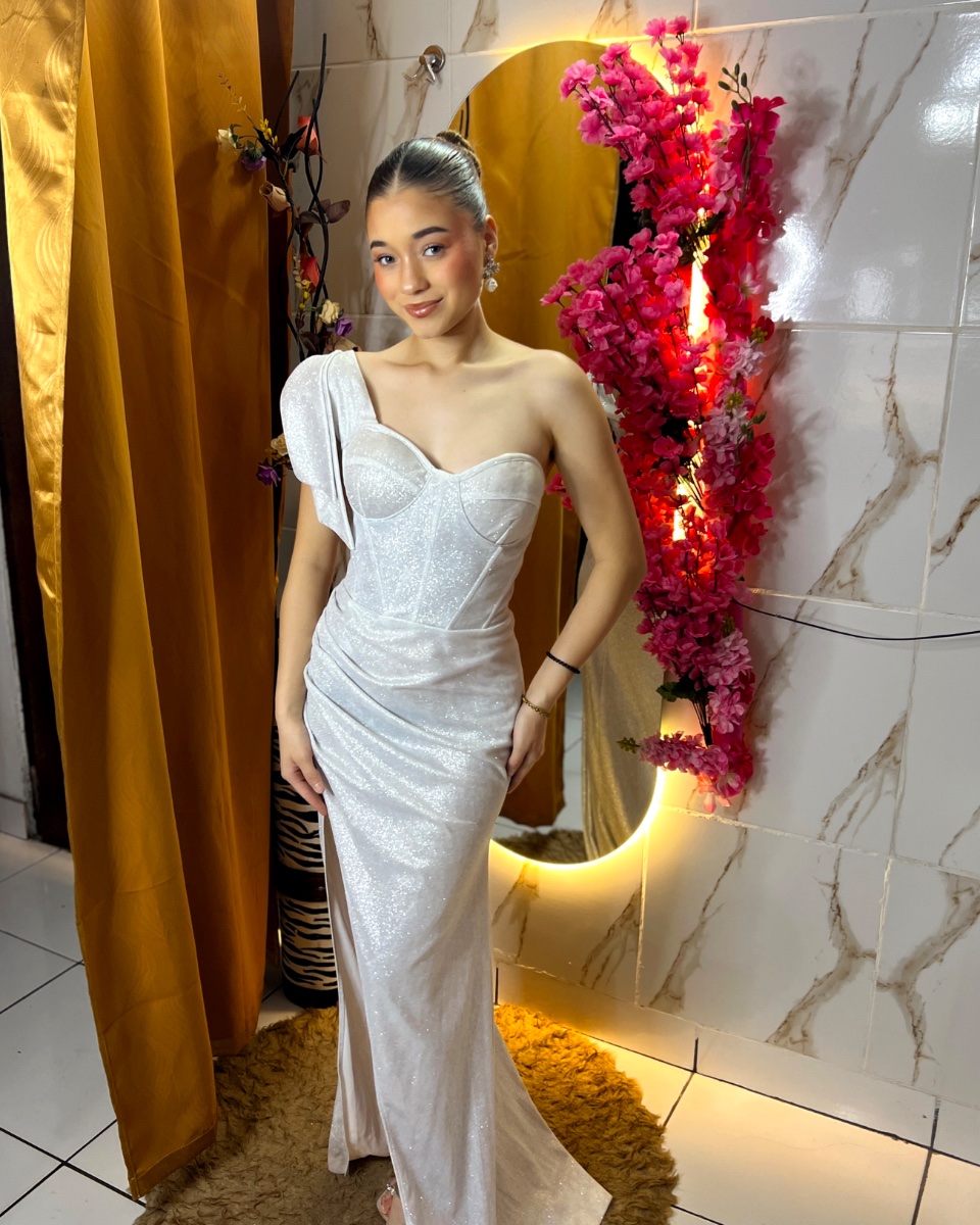 Vestido blanco de un solo hombro con tajo y brillos