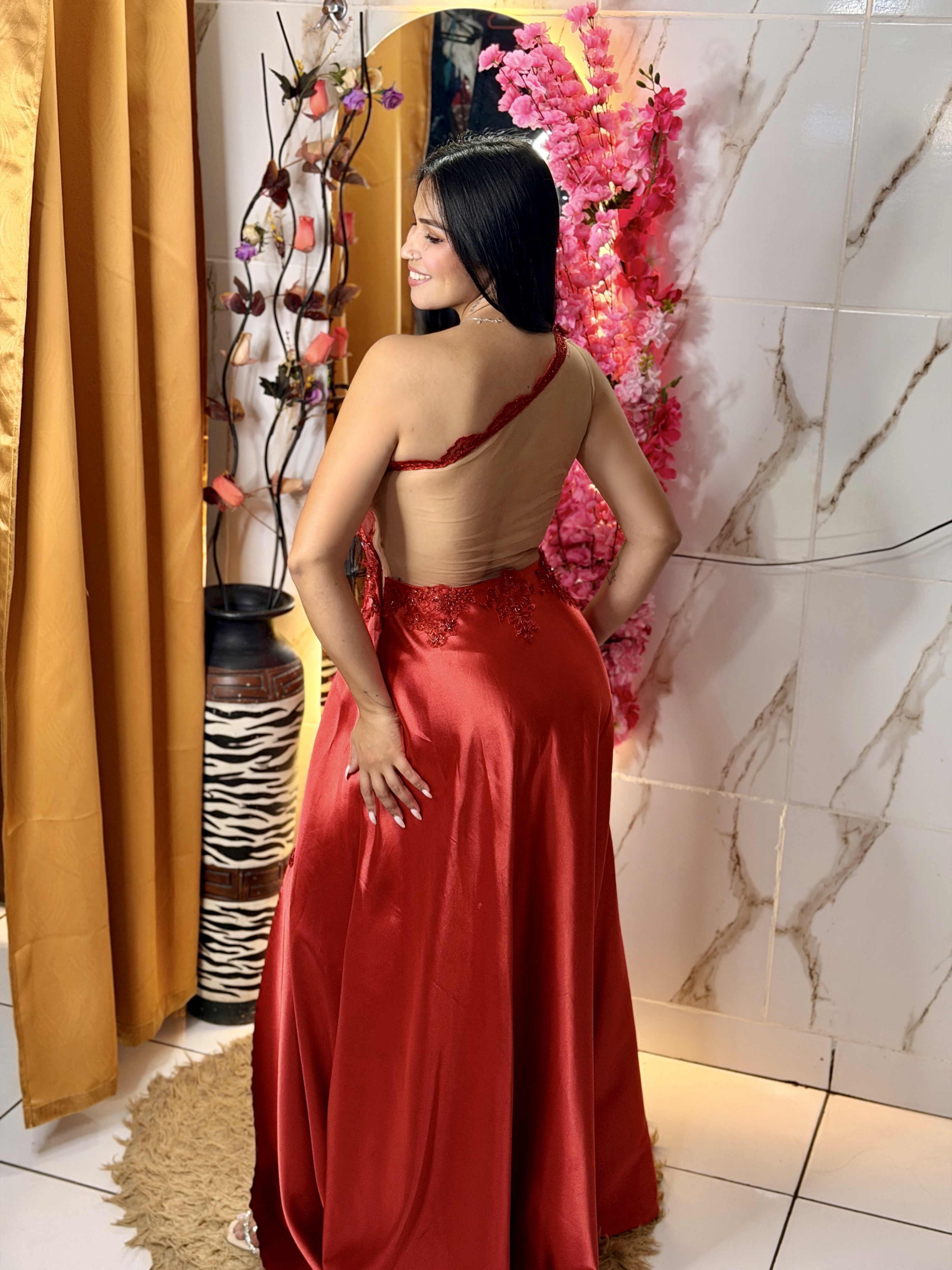 Vestido rojo satinado de un solo hombro